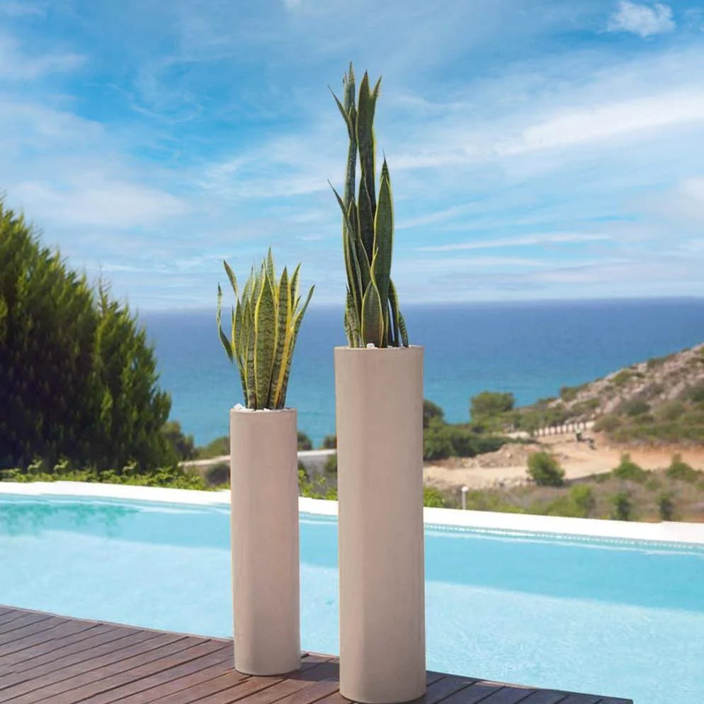 pot de fleurs rond haut et étroit