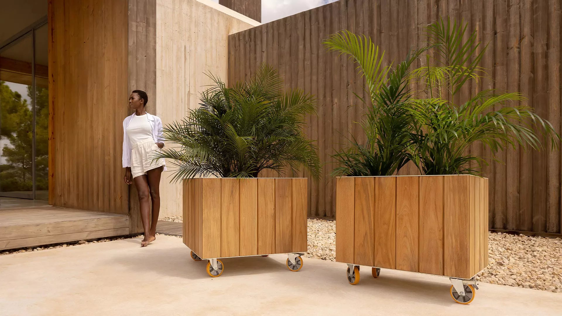 Jardiniere-Bois-avec-Roulettes-design