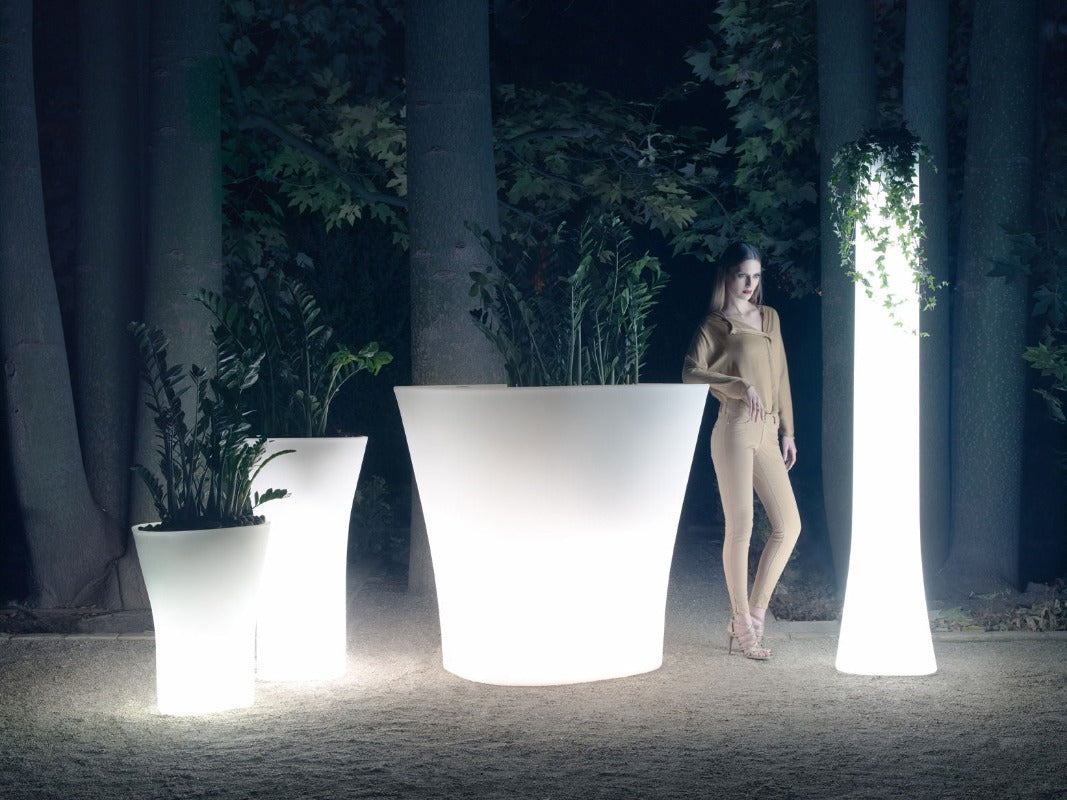 gros-pot-fleurs-exterieur-lumineux
